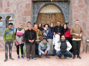 L'équipe de la Biennale et le team de Tiwizi devant la maison de l'association a Asni