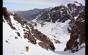 Début de montée à pied dans le couloir du Ras