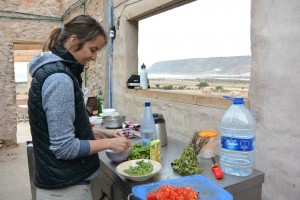 cuisine a ciel ouvert, coachée par l'incroyable Kara qui prépare des plats magnifiques par n'importe quel temps!