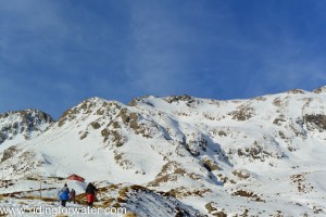 Arrivée au soleil pour une nuit en cabane à Temple Basin