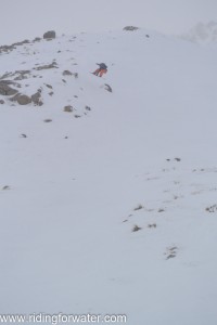 Le brouillard n'est pas là pour aider la neige à dégeler...